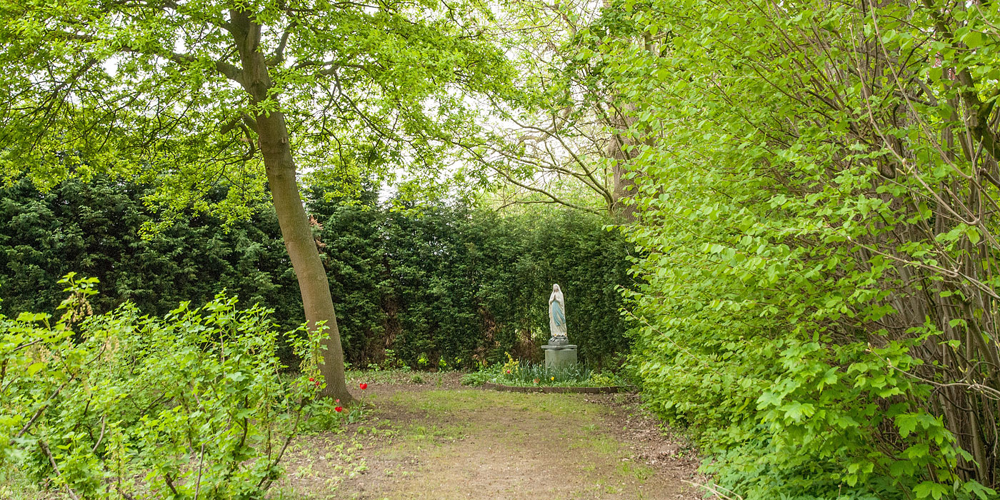 Het Mariabeeld in de tuin.