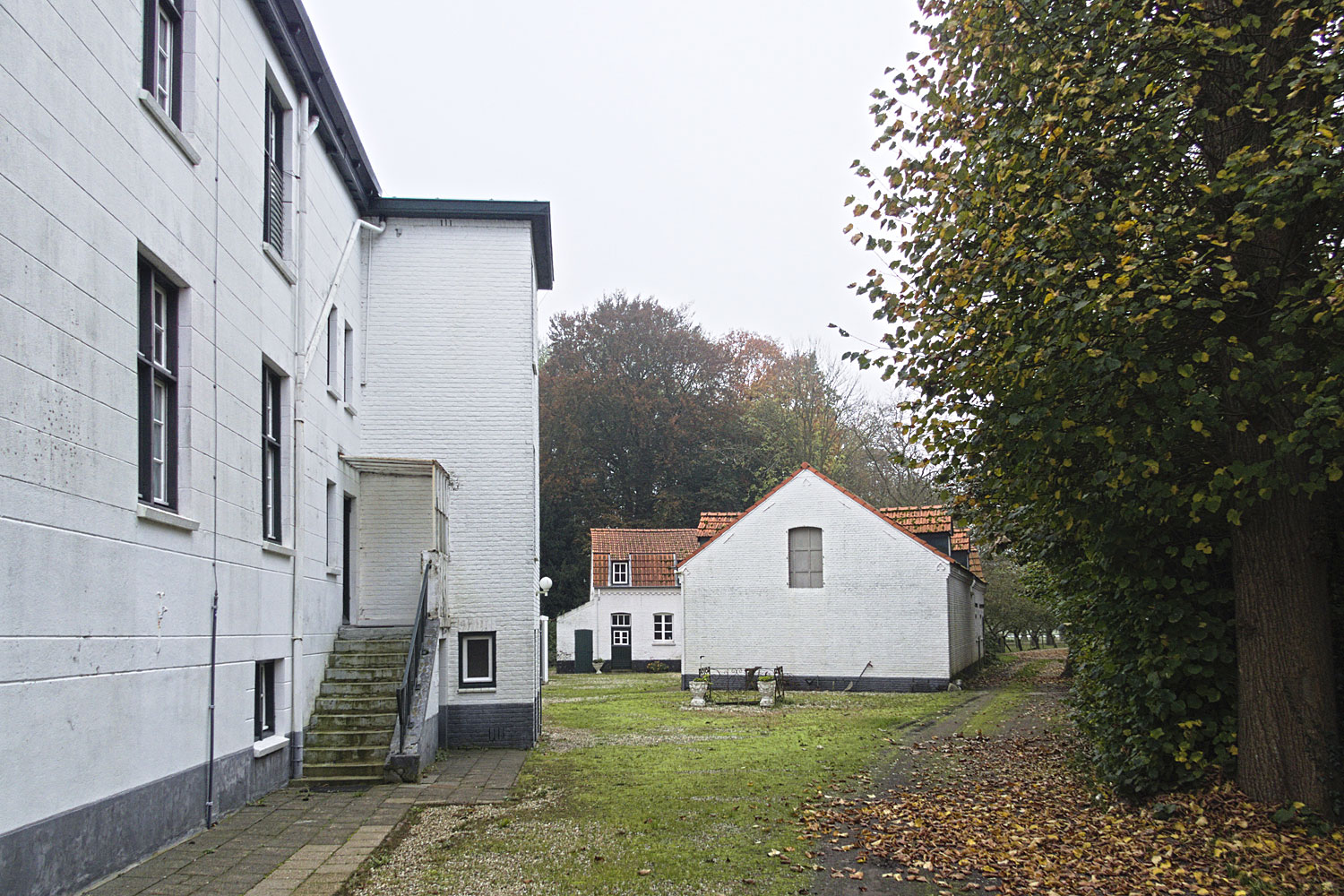 Achter de oude vleugel. Het 'gevecht' met de afgevallen blaadjes is voorlopig nog niet ten einde.