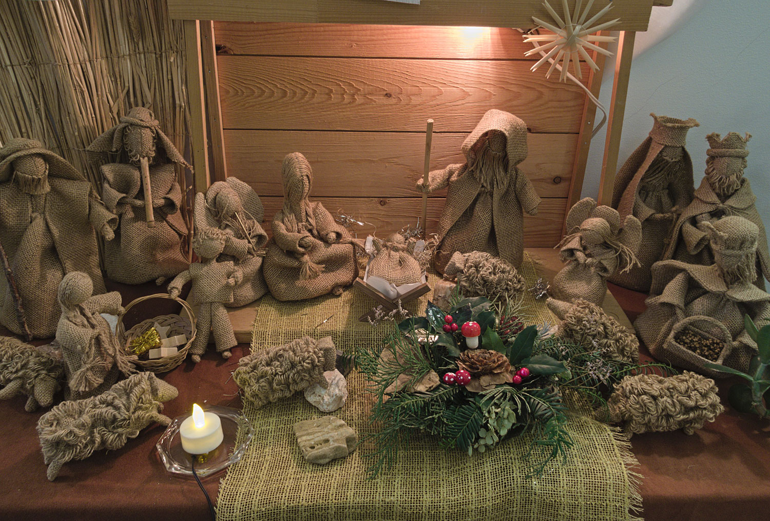 Dan in de gang rond de kapel deze juten kerstgroep.