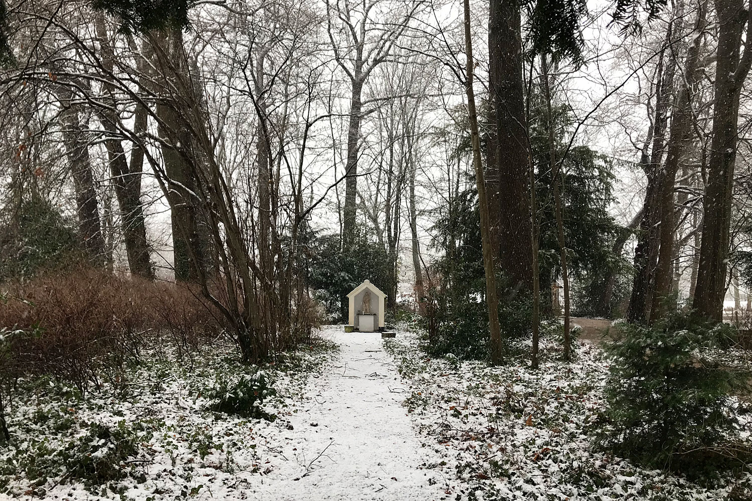 En het kapelletje van Sint Jozef in een witte wereld.